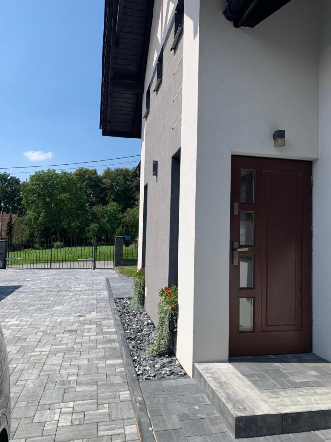 Cozy 2-Bedroom Vacation Apartment With Entire Top Floor Gaj  Exterior foto